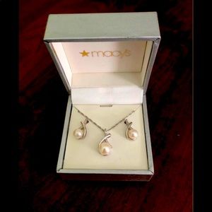Pearl earring and necklace set